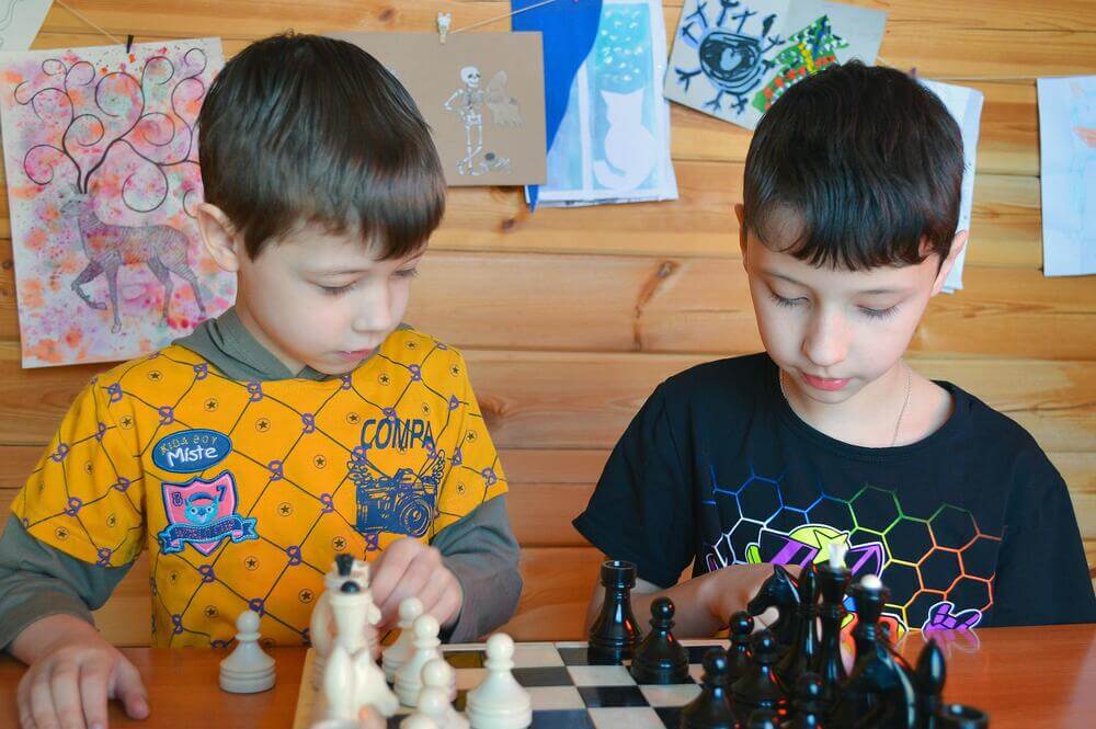 Kinder beim Schachspiel