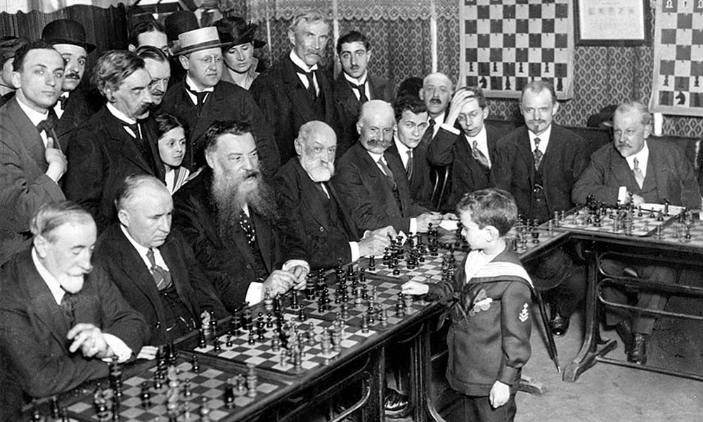 Ein junger Schachspieler führt gleichzeitig mehrere Partien