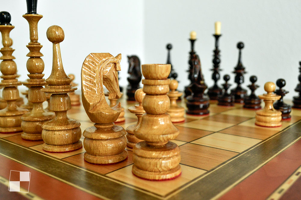 Schachfiguren aus Holz auf einem Schachbrett